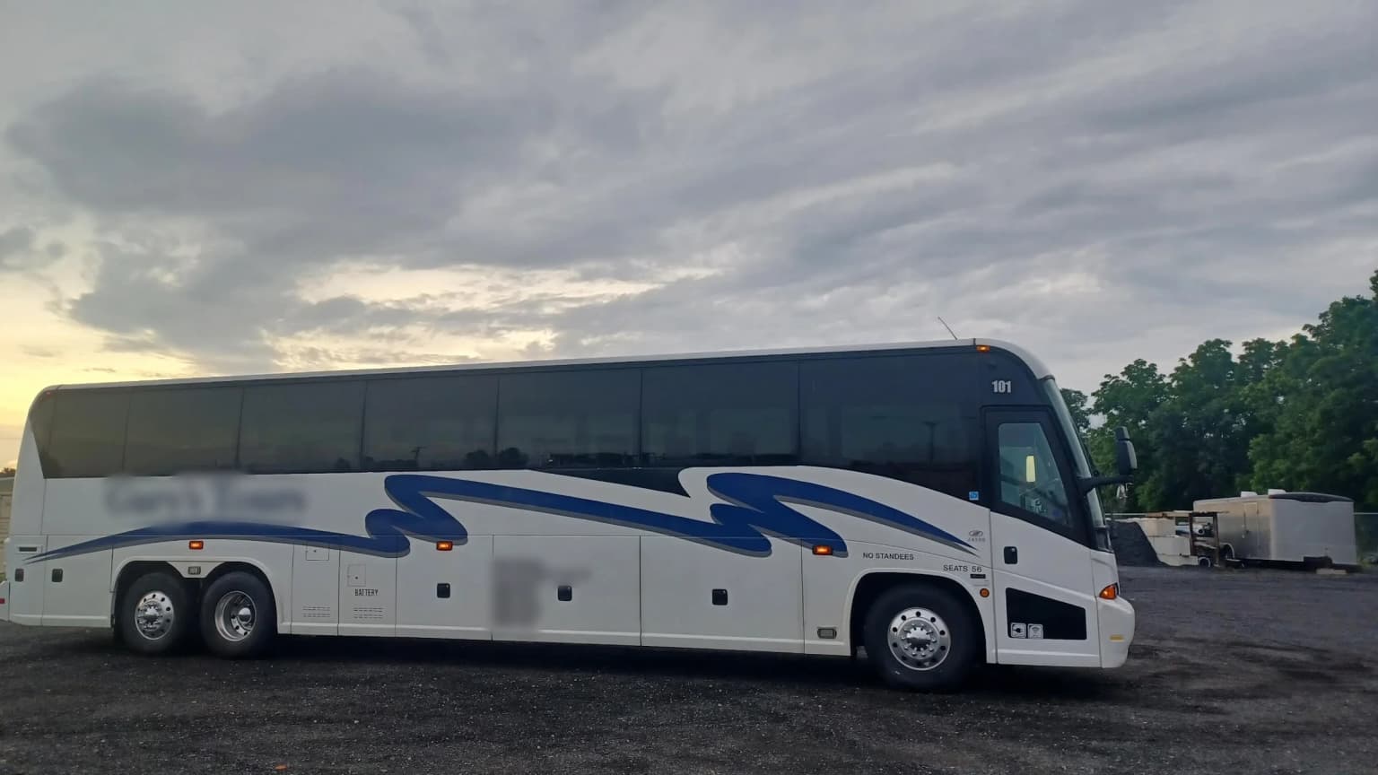 2010 MCI J4500 Coach Bus - Image 1