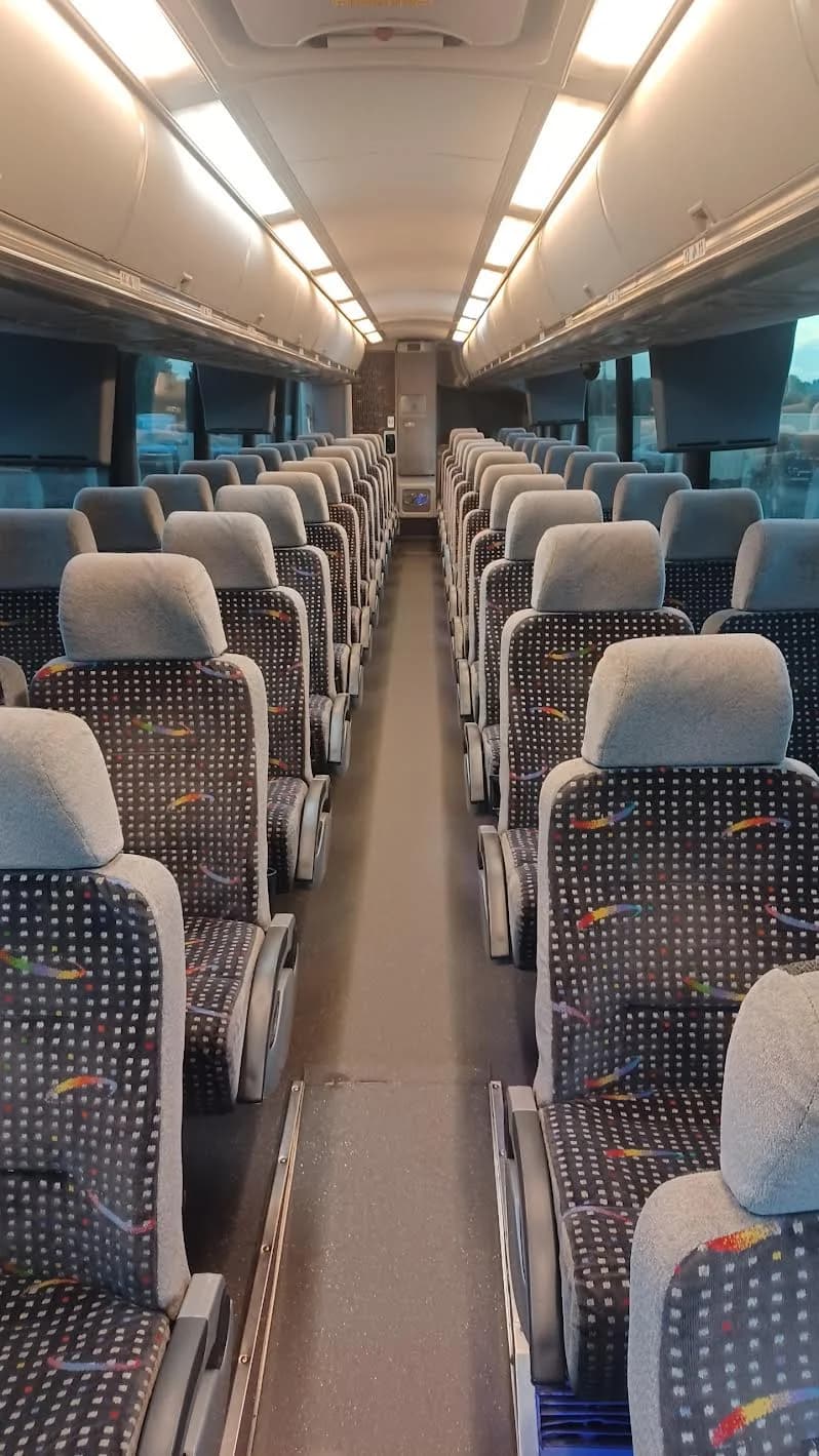 2010 MCI J4500 Coach Bus - Image 2