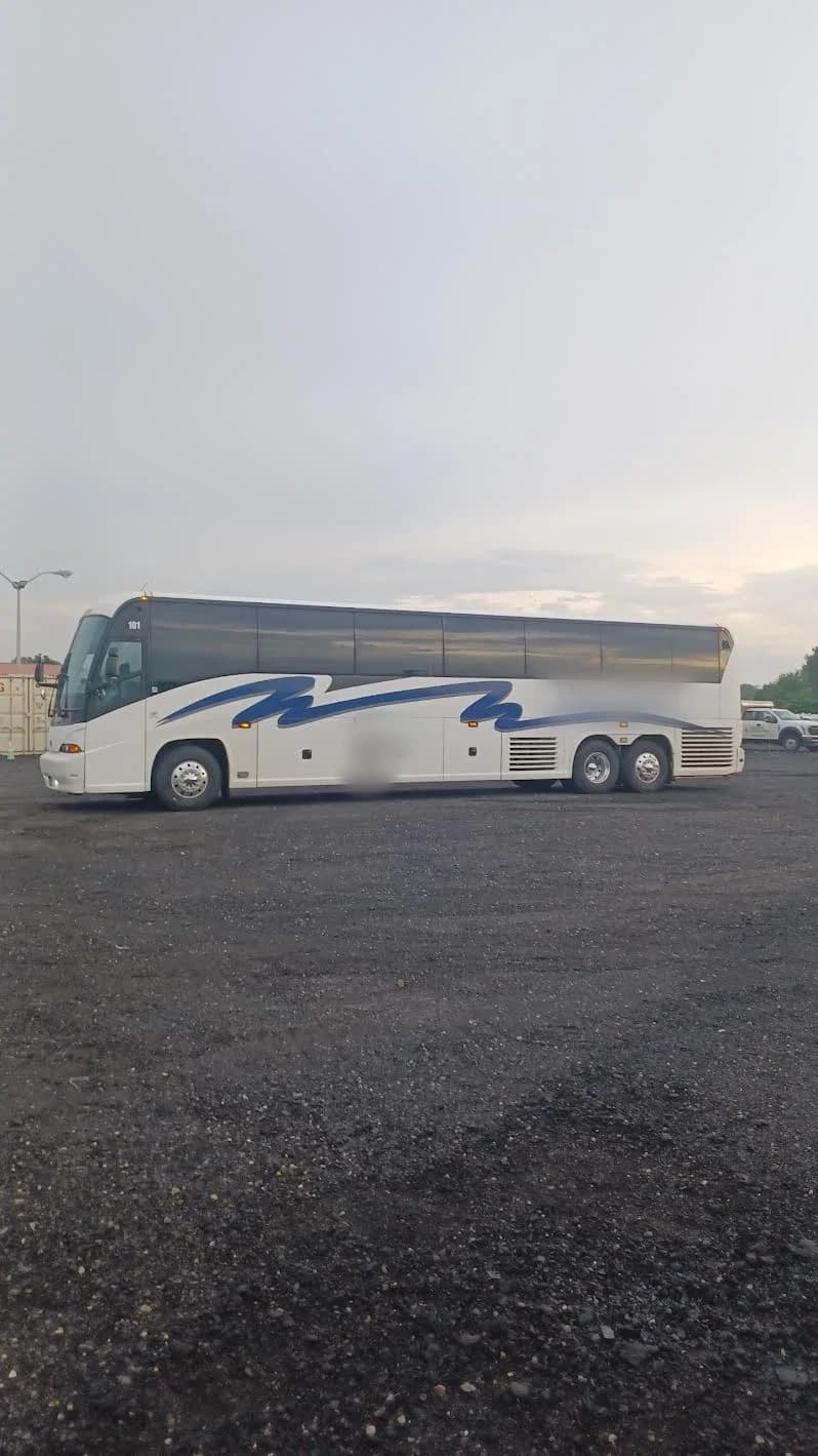 2010 MCI J4500 Coach Bus - Image 5