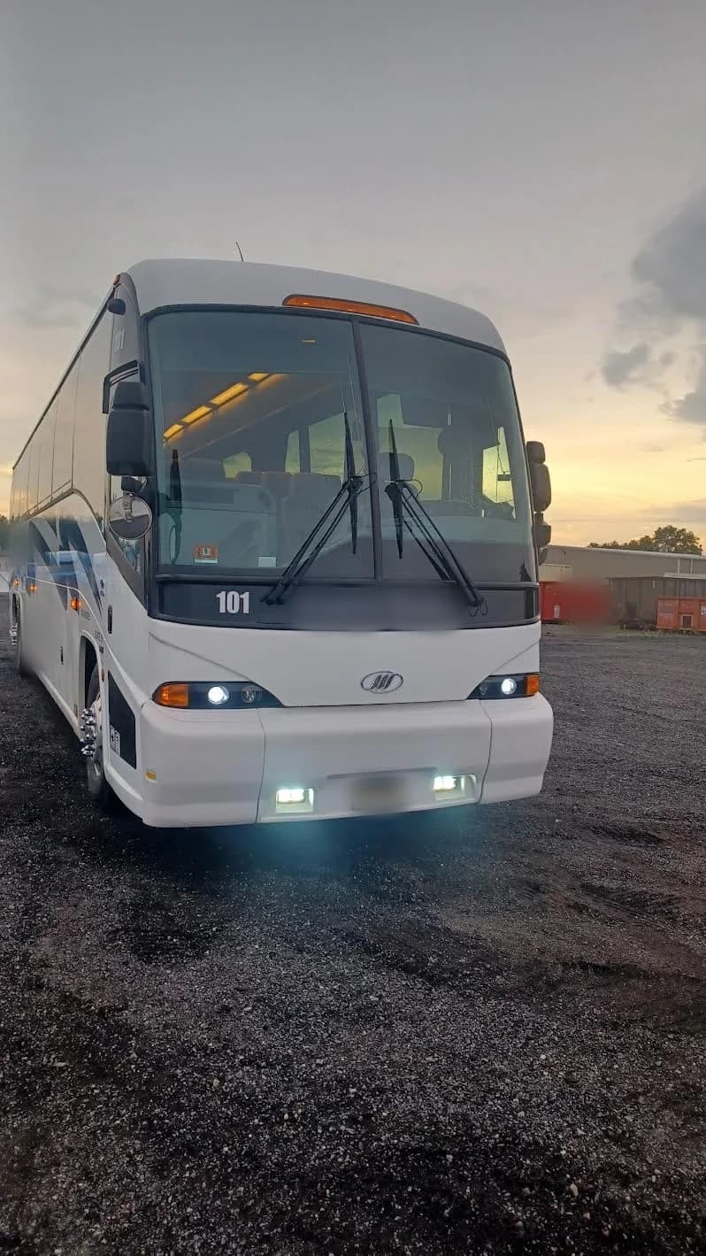 2010 MCI J4500 Coach Bus - Image 6