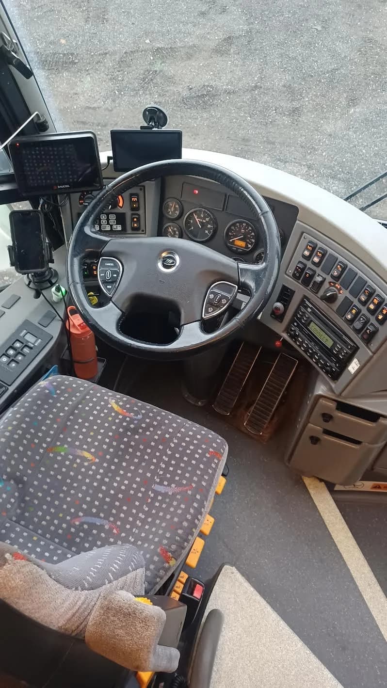 2010 MCI J4500 Coach Bus - Image 7