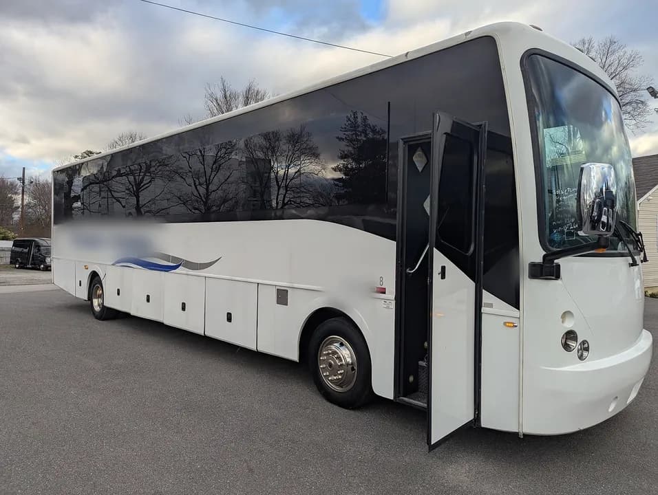 2013 Freightliner CT Customs  Limo Bus - Image 1
