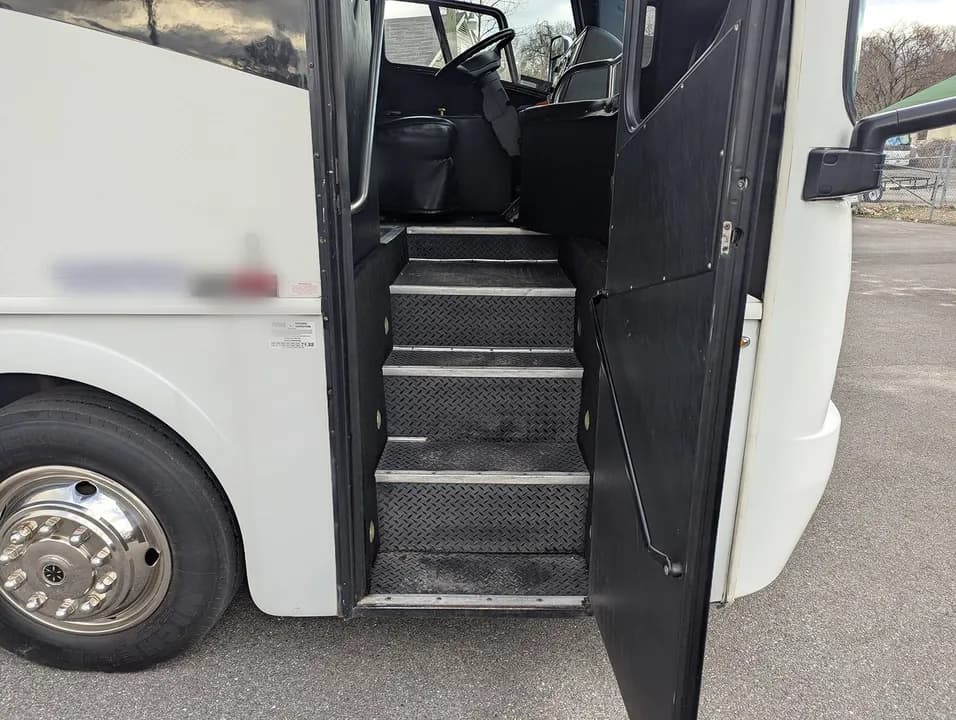 2013 Freightliner CT Customs  Limo Bus - Image 7