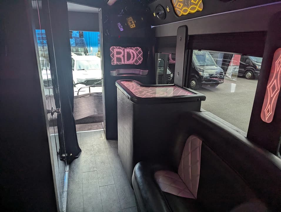 2013 Freightliner CT Customs  Limo Bus - Image 12