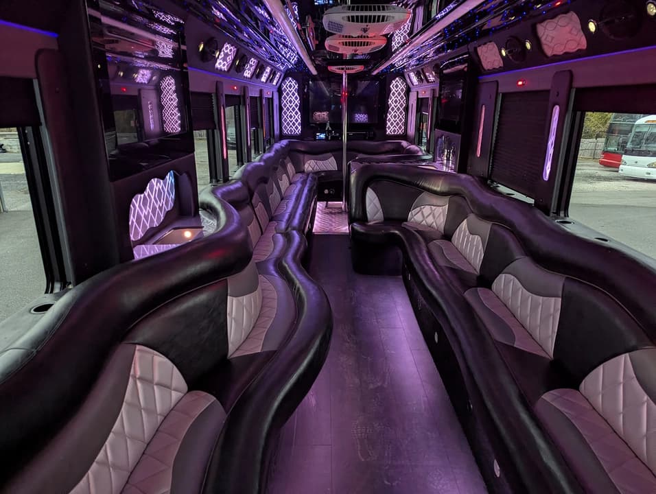 2013 Freightliner CT Customs  Limo Bus - Image 13