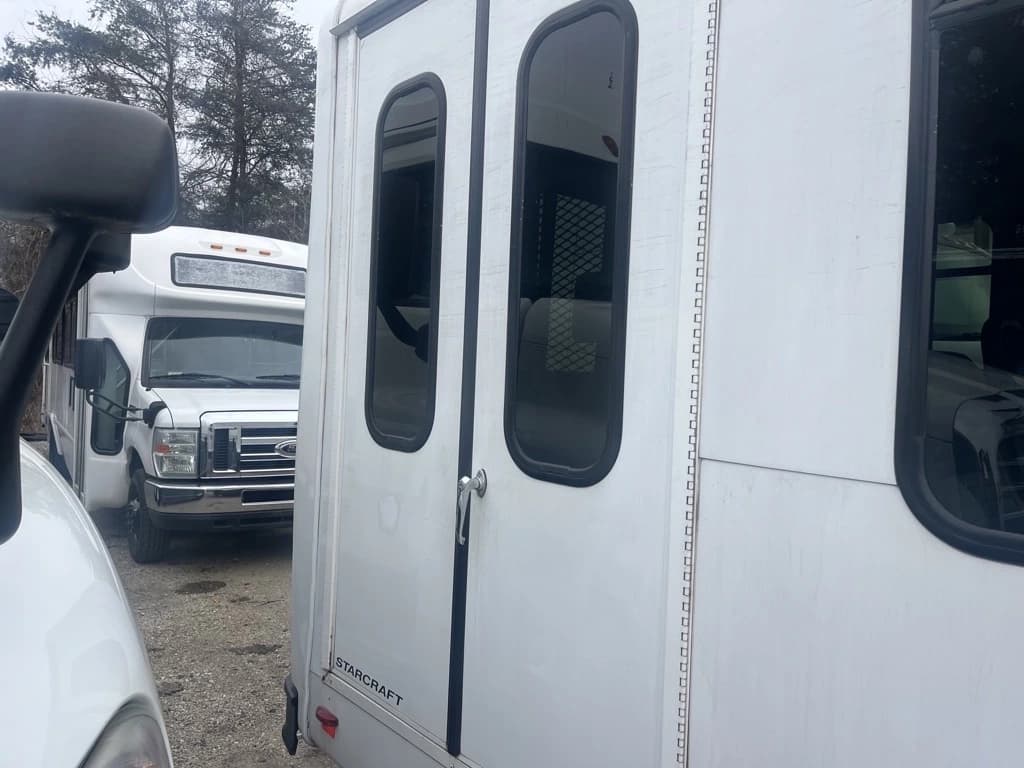 2015 Ford E450 Shuttle Bus - Image 3