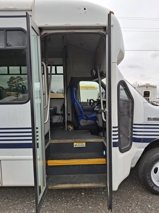 2017 Ford E450 Shuttle Bus - Image 2