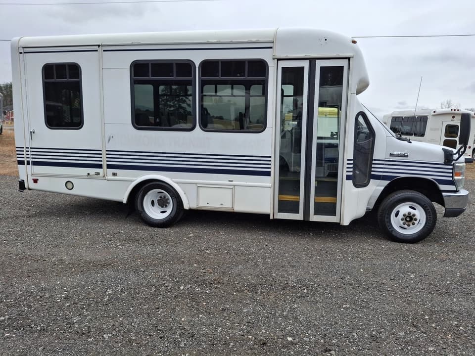 2017 Ford E450 Shuttle Bus - Image 11