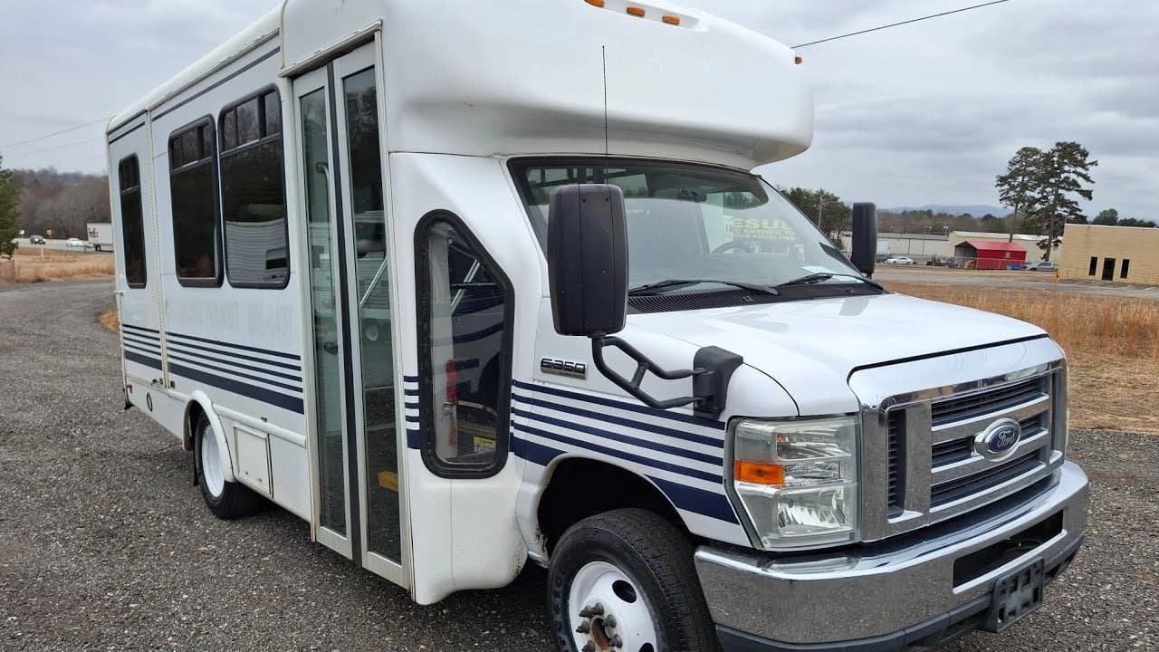 2017 Ford E450 Shuttle Bus - Image 14