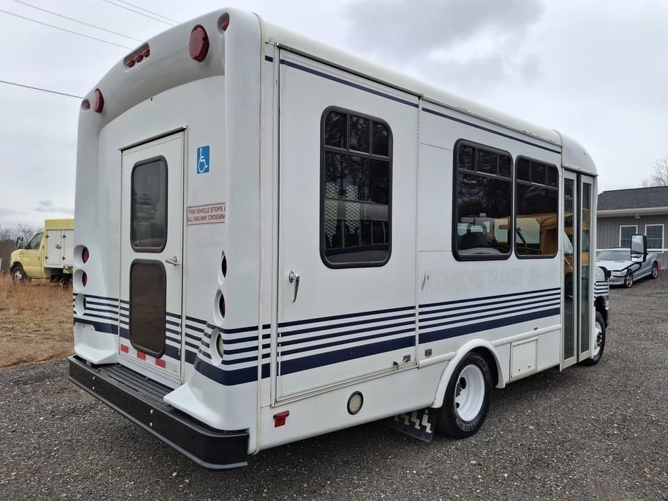 2017 Ford E450 Shuttle Bus - Image 15