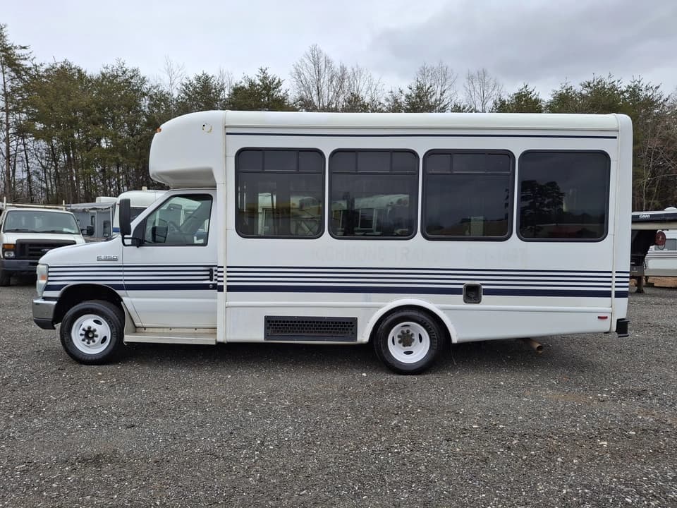 2017 Ford E450 Shuttle Bus - Image 17