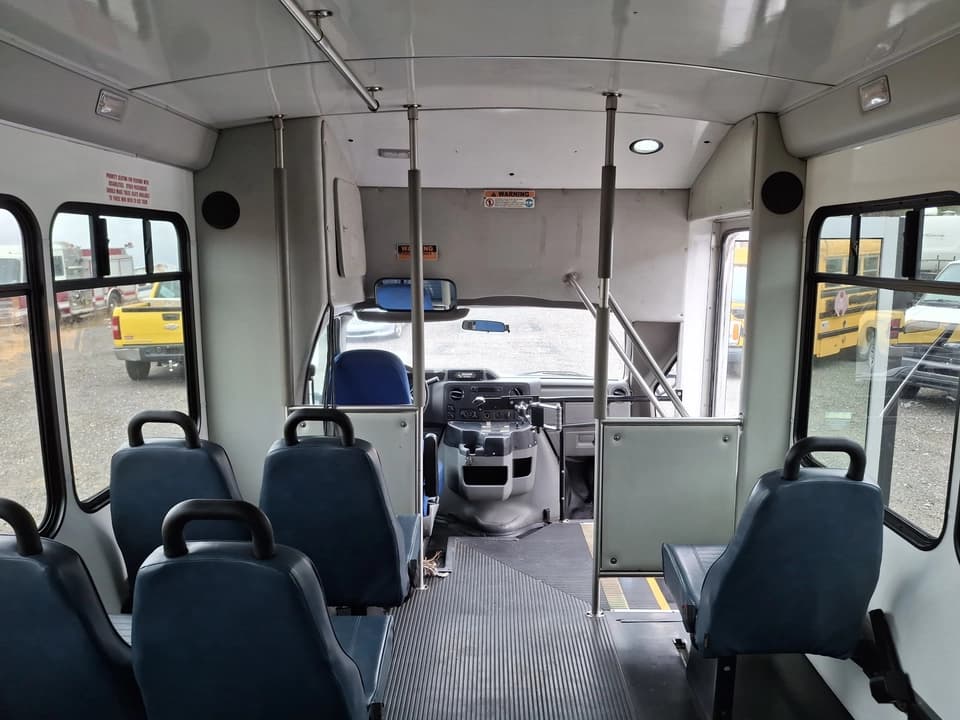 2017 Ford E450 Shuttle Bus - Image 4