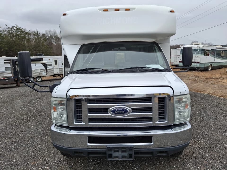 2017 Ford E450 Shuttle Bus - Image 5