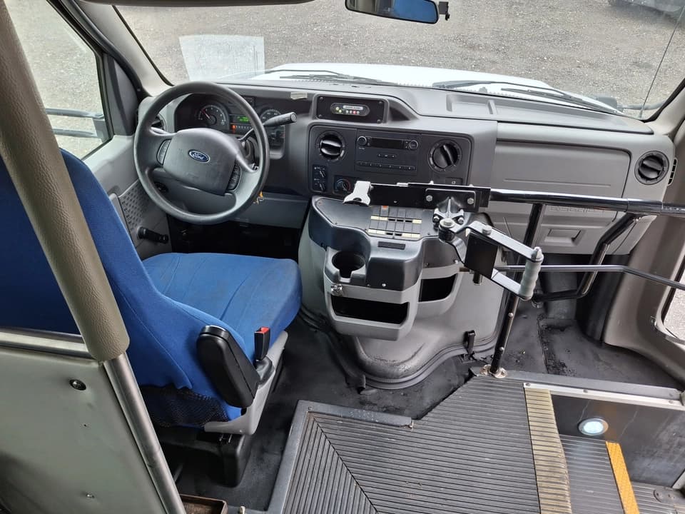 2017 Ford E450 Shuttle Bus - Image 6