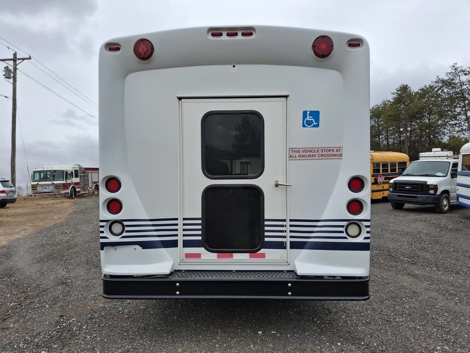 2017 Ford E450 Shuttle Bus - Image 8