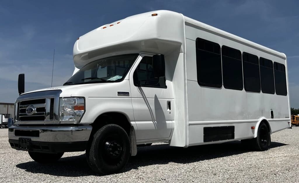 2015 Ford E450 Starcraft Shuttle Bus - Image 2