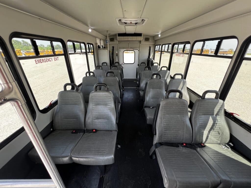 2015 Ford E450 Starcraft Shuttle Bus - Image 11