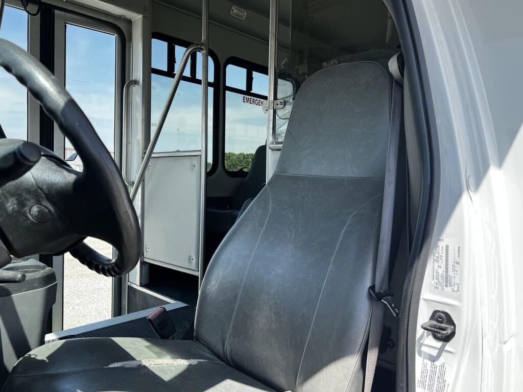2015 Ford E450 Starcraft Shuttle Bus - Image 6