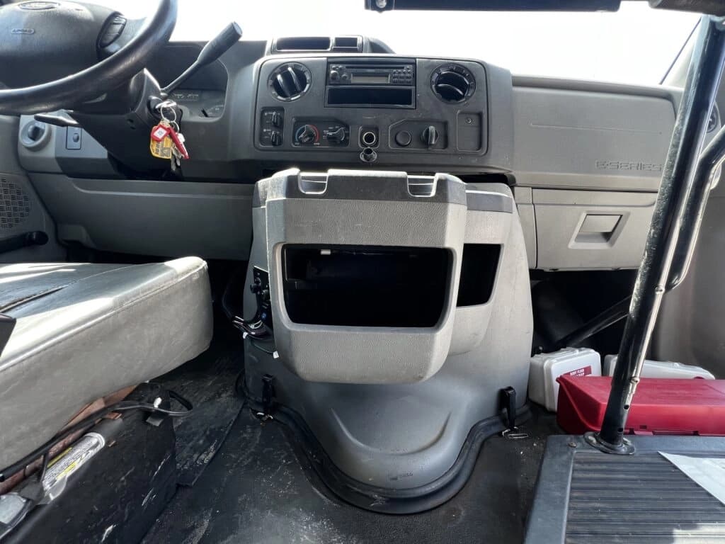 2015 Ford E450 Starcraft Shuttle Bus - Image 7