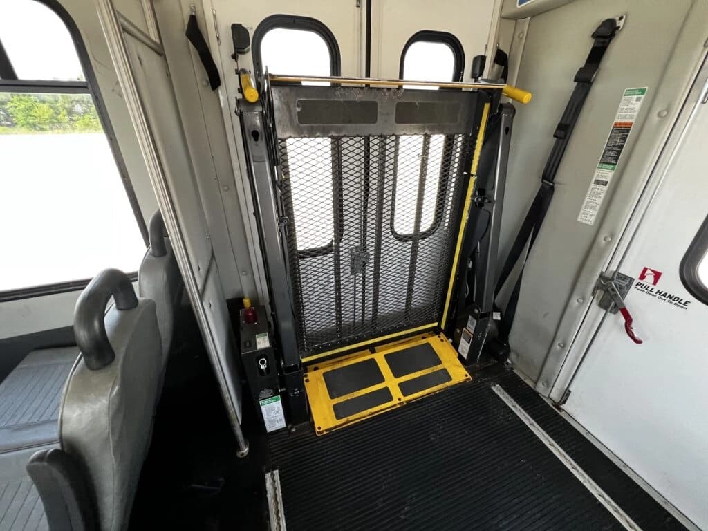 2015 Ford E450 Starcraft Shuttle Bus - Image 8