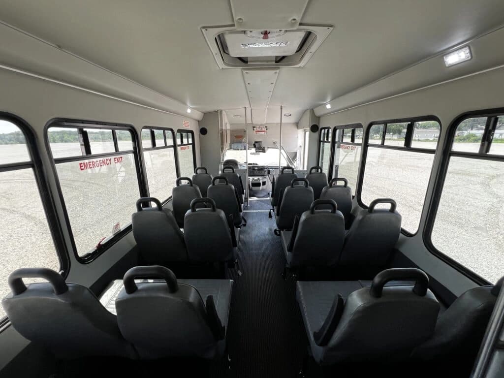 2015 Ford E450 Starcraft Shuttle Bus - Image 9
