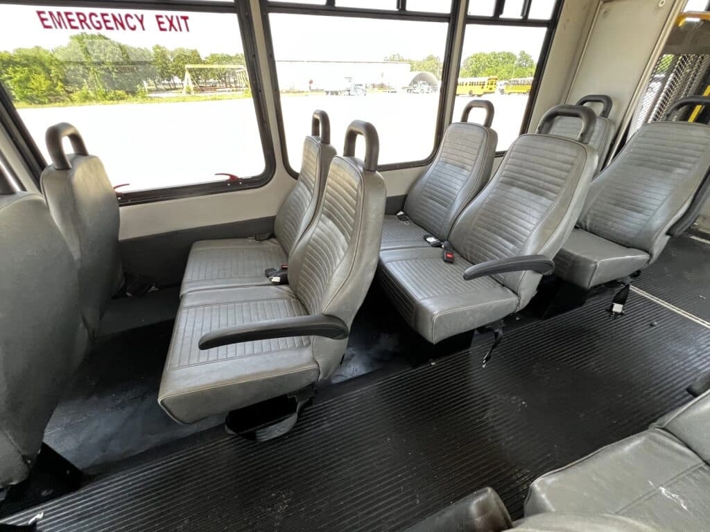 2015 Ford E450 Starcraft Shuttle Bus - Image 10