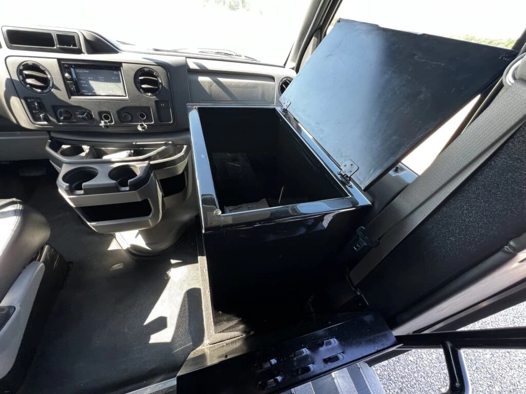 2018 Ford E450 Spirit Shuttle Bus - Image 13
