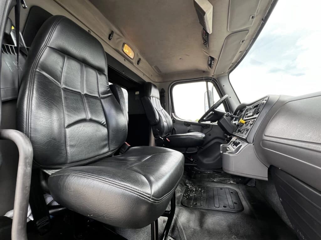 2016 Freightliner M2 Shuttle Bus - Image 11
