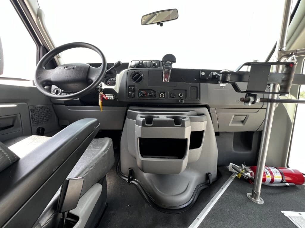 2012 Ford E450 El Dorado Shuttle Bus - Image 12