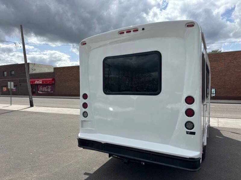 2021 Ford E350 Cutaway Shuttle Bus - Image 4