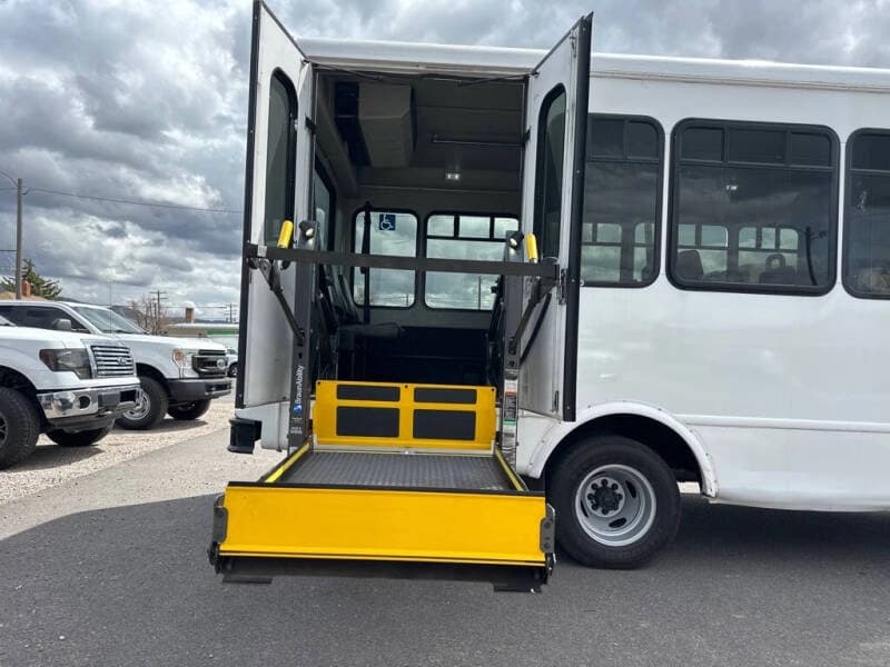 2021 Ford E350 Cutaway Shuttle Bus - Image 8