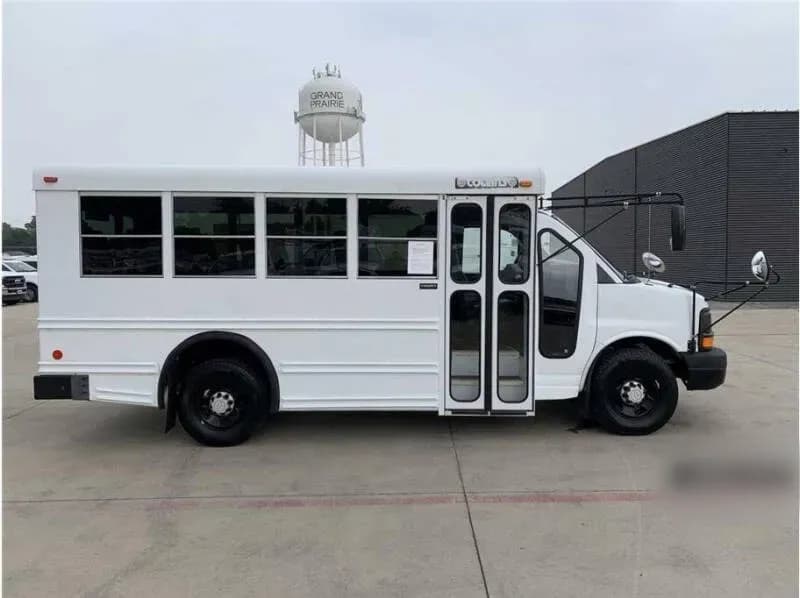2007 Chevrolet Express 3500 Shuttle Bus - Image 4