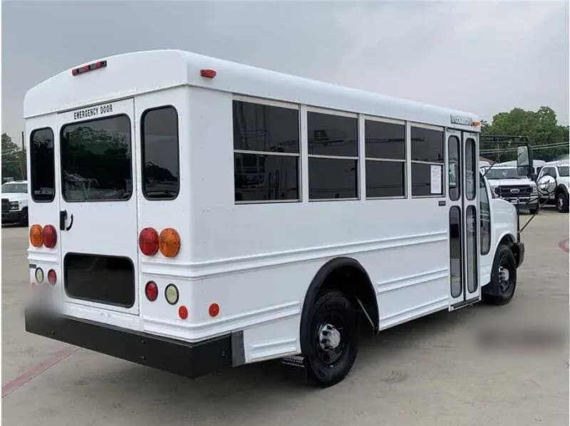 2007 Chevrolet Express 3500 Shuttle Bus - Image 3