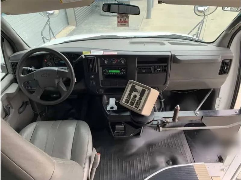 2007 Chevrolet Express 3500 Shuttle Bus - Image 9