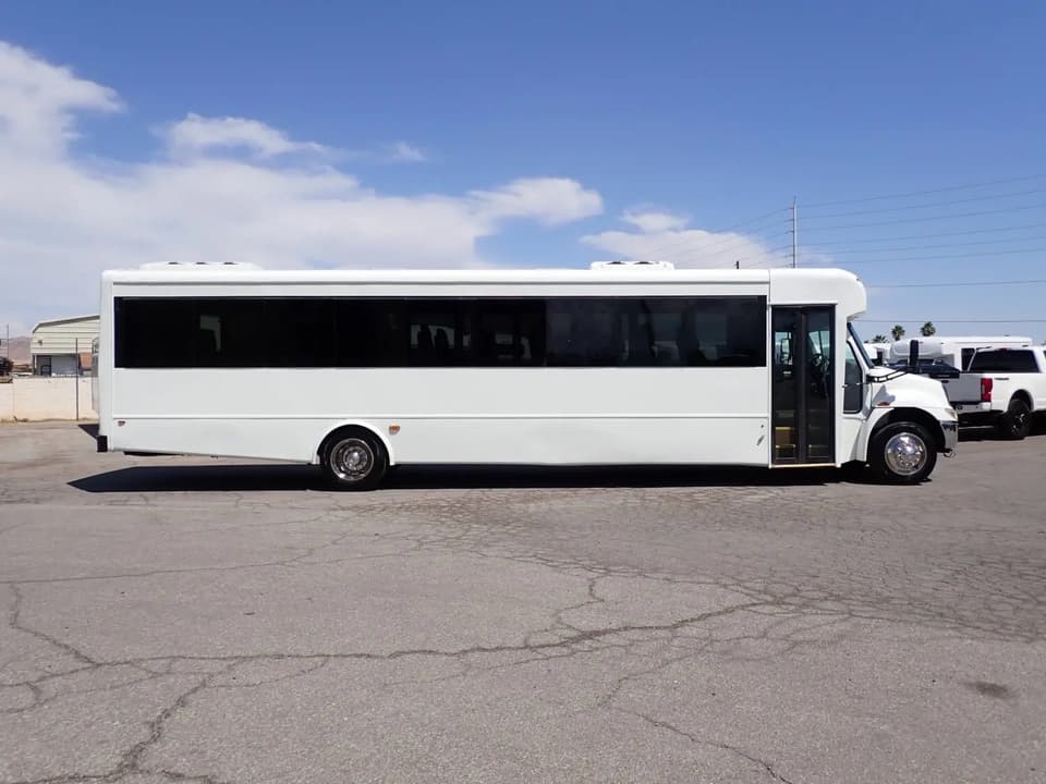 2017 International Starcraft Allstar XL Shuttle Bus - Image 4