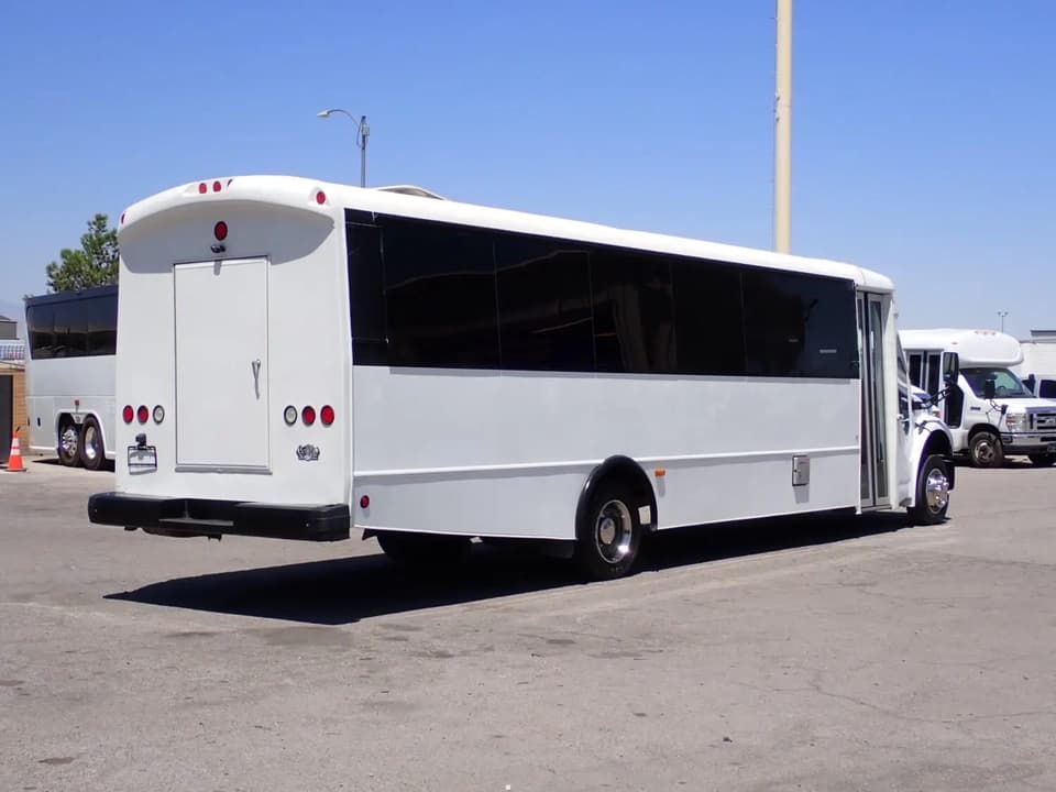 2015 Freightliner Champion Defender Shuttle Bus - Image 5