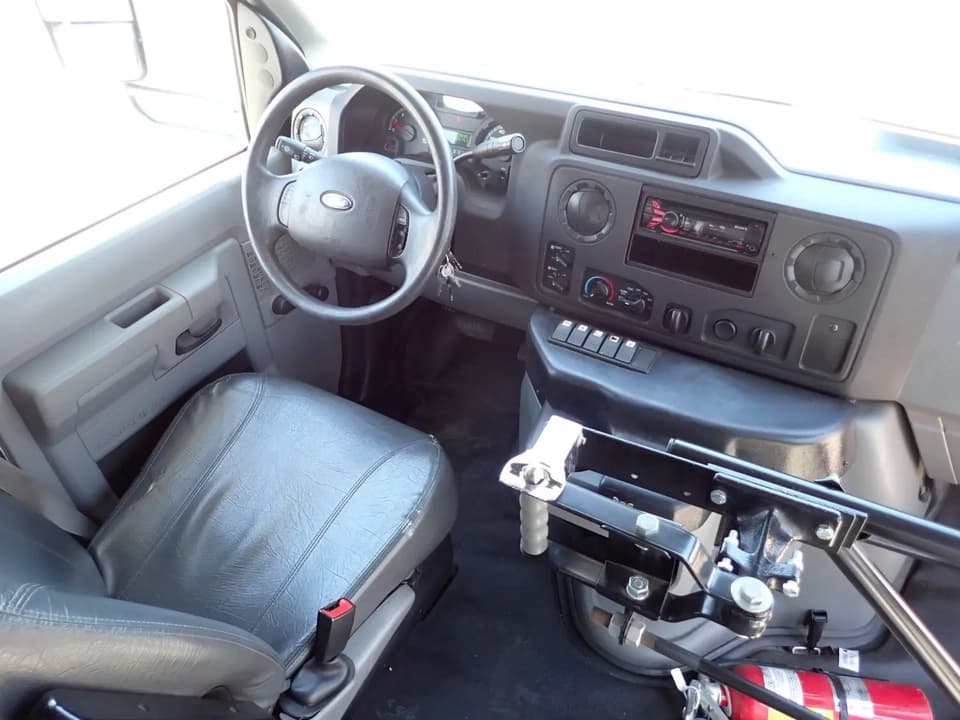 2016 Ford EC II Elkhart Coach Shuttle Bus - Image 9