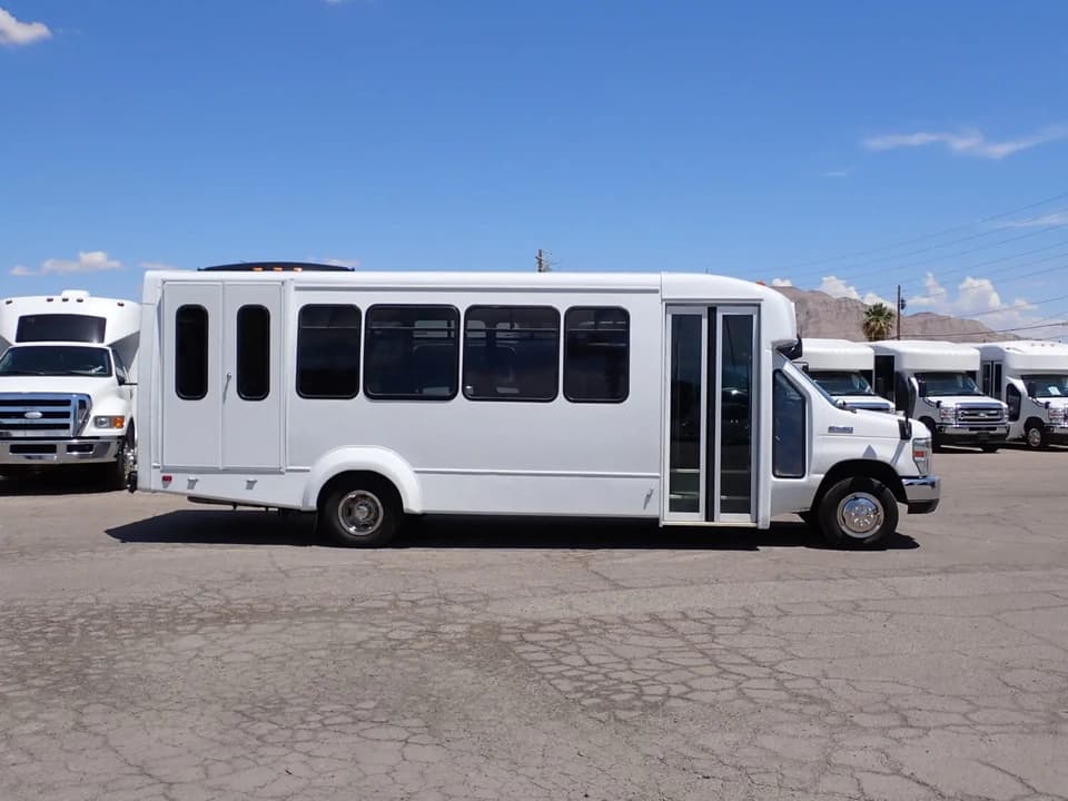 2016 Ford EC II Elkhart Coach Shuttle Bus - Image 4