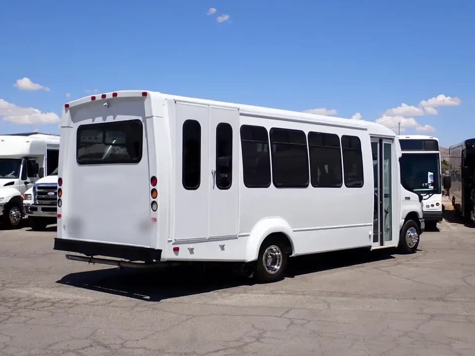 2016 Ford EC II Elkhart Coach Shuttle Bus - Image 5