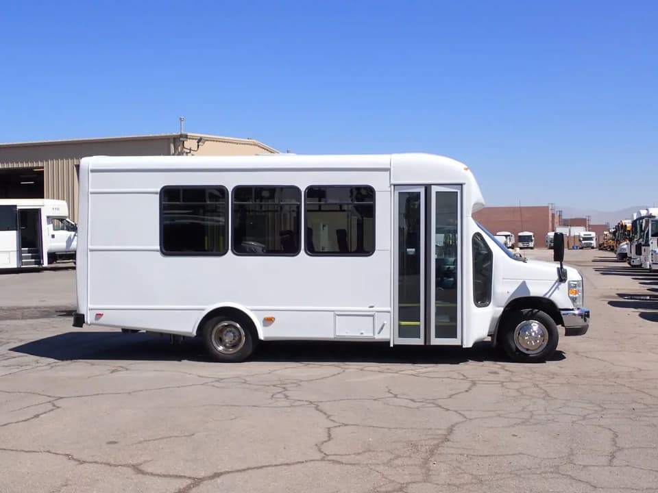 2017 Ford Starcraft Allstar Shuttle Bus - Image 4