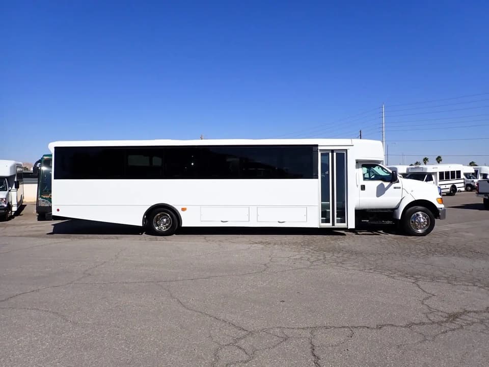 2015 Ford Champion Defender Shuttle Bus - Image 4