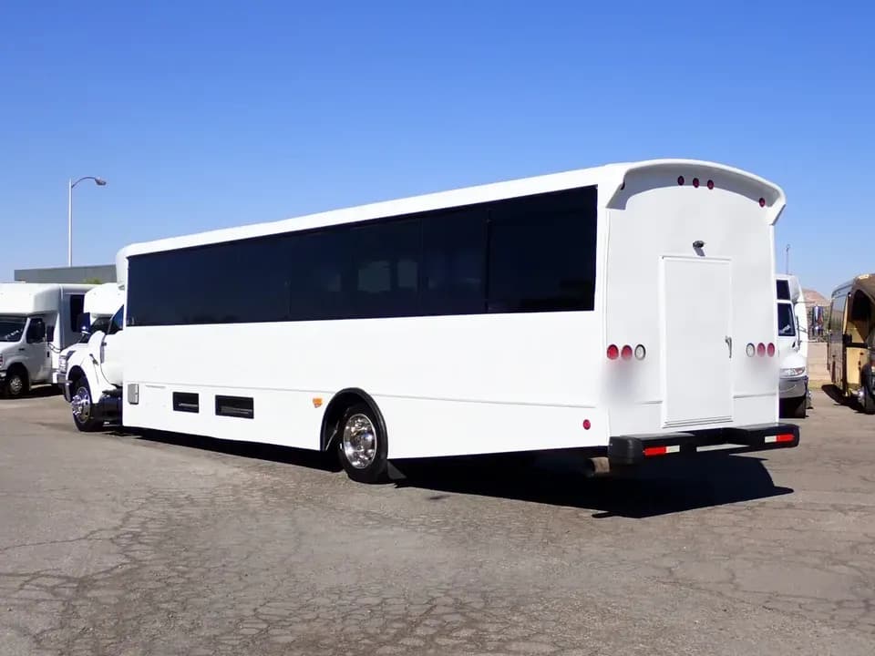 2015 Ford Champion Defender Shuttle Bus - Image 5