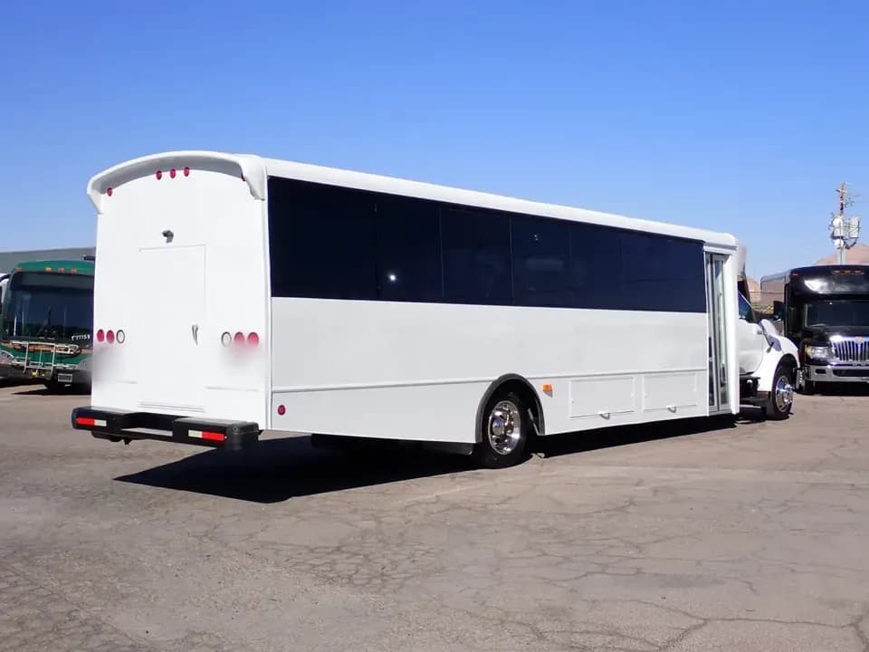 2015 Ford Champion Defender Shuttle Bus - Image 6
