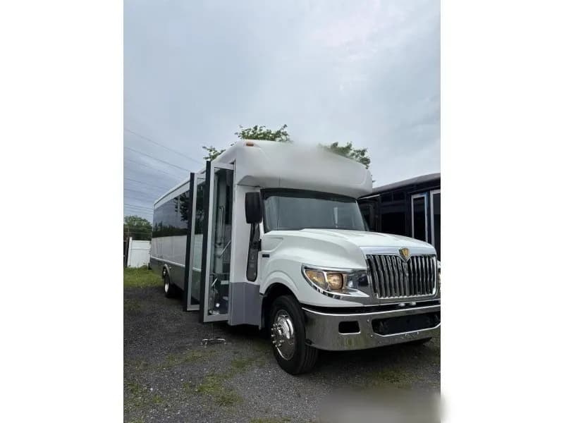2014 International AC/UC Shuttle Bus - Image 2