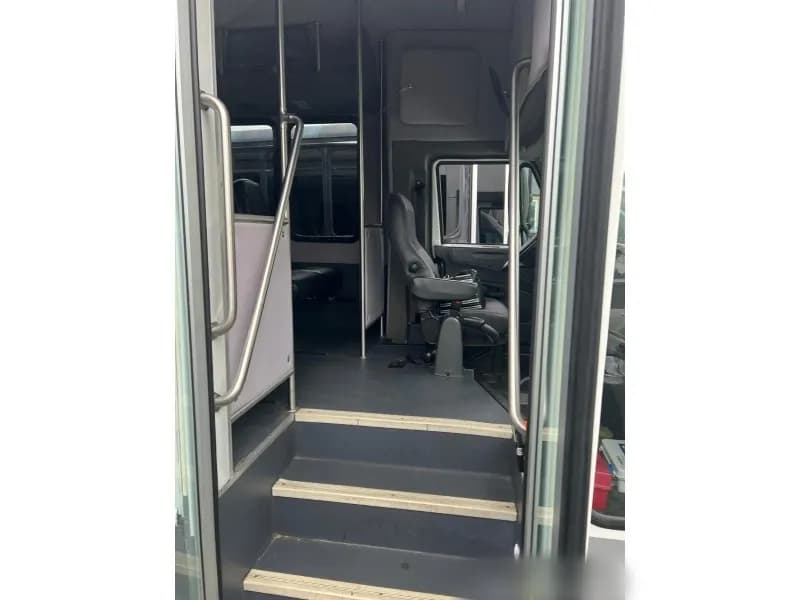 2014 International AC/UC Shuttle Bus - Image 4