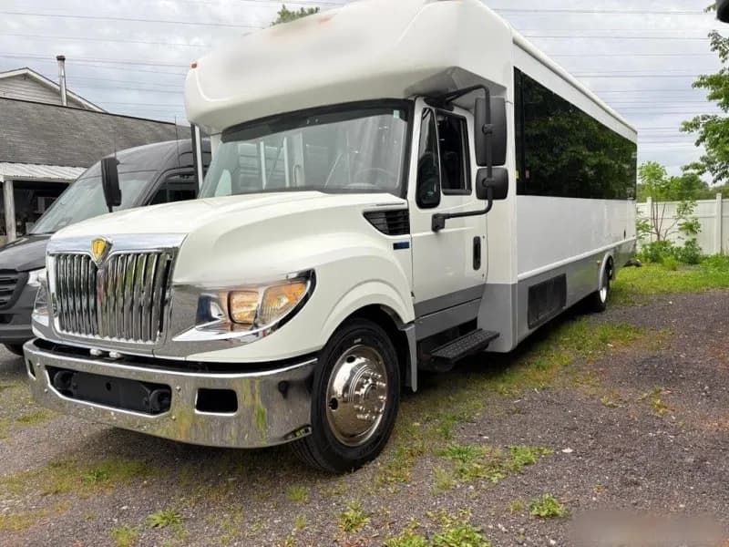 2014 International AC/UC Shuttle Bus - Image 1