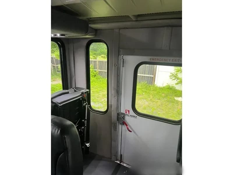 2014 International AC/UC Shuttle Bus - Image 6