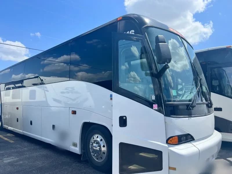 2003 MCI J4500 Motorcoach - Image 1