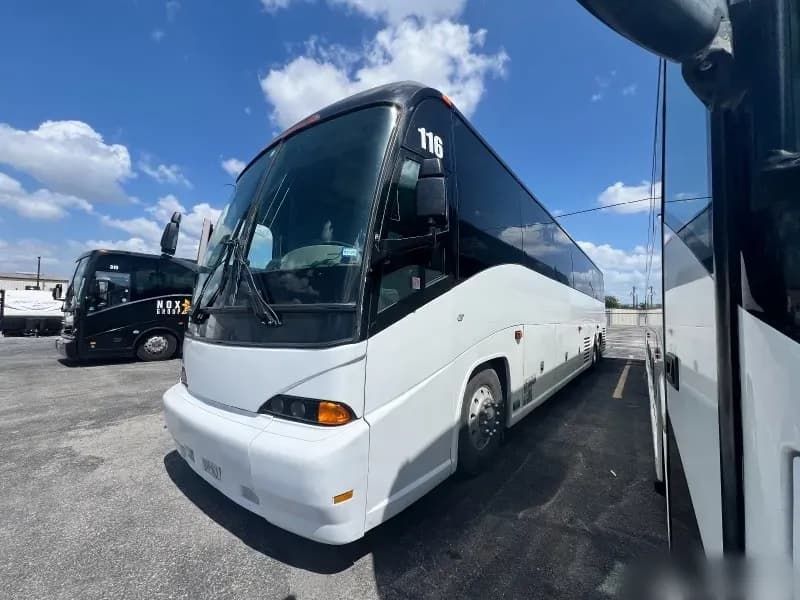 2003 MCI J4500 Motorcoach - Image 2