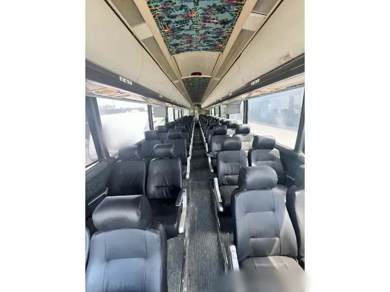 2003 MCI J4500 Motorcoach - Image 3